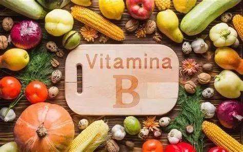 Quae est relatio inter vitaminum B9 et acidum folicum?