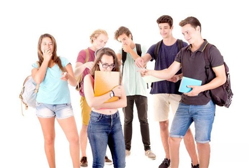 Cur pueri adolescentes folatis etiam indigent?
